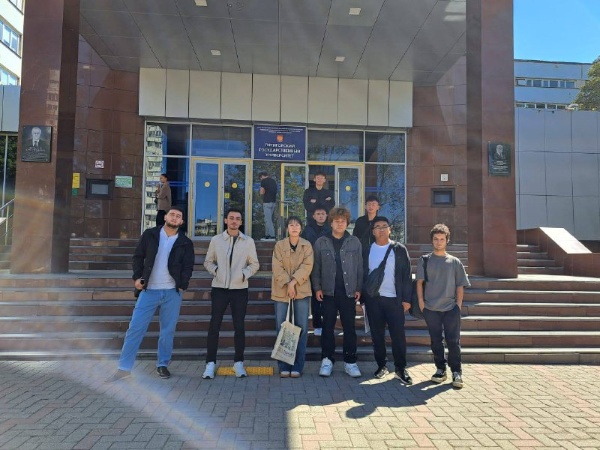 Студенты из Европы, Азии, Африки и Латинской Америки начинают свой академический путь в России, и их первым шагом стало знакомство с Пятигорским государственным университетом и его традициями.
 
Иностранных обучающихся приветствовала директор ЦМО доц. Н.М. Каширина. Она подчеркнула, что ПГУ – это не просто место для получения знаний, а большая интернациональная семья, где ценят каждого студента. «Здесь вас ждет не только качественное образование, но и насыщенная студенческая жизнь, новые друзья и уникальный культурный опыт.

Экскурсия началась с посещения главного корпуса ПГУ. Студентки 4 курса ИПРИМ группы (СПНС) 511-22: Захарина Дарья, Иноземцева Софья и Шиянова Ульяна приняли участие в организации и проведении экскурсии для иностранных студентов. Они рассказали об истории, традициях и современной жизни вуза, параллельно переводили информацию на разные языки. 

Особое впечатление на иностранных гостей произвела дружелюбная и гостеприимная атмосфера университета. В ходе экскурсии студенты задавали вопросы. Большинство из них признались, что после «путешествия по университету» у них появилось сильное желание изучать русский язык. 