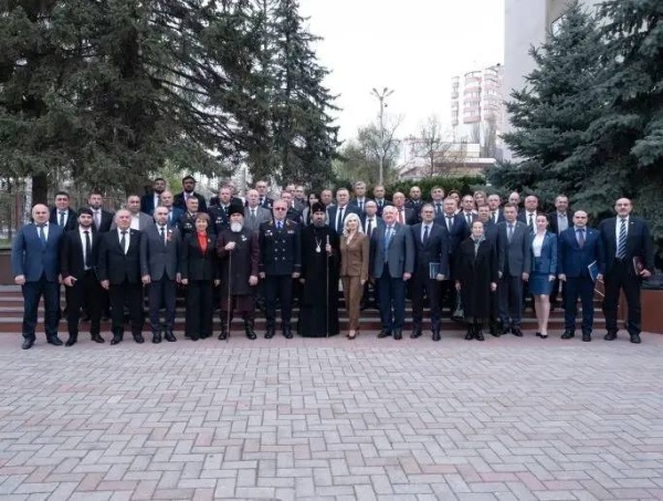 ПГУ стал площадкой окружного семинара по профилактике деструктивных проявлений среди молодёжи.

Инициатором и основным организатором семинара-совещания стало ГУ МВД России по СКФО. Мероприятие объединило представителей органов власти, правоохранительных структур, министерств, религиозных конфессий и общественных организаций Северо-Кавказского федерального округа. 

Участники обсудили рост подростковой преступности, механизмы профилактики правонарушений и необходимость межведомственного взаимодействия для формирования безопасной и поддерживающей среды для молодёжи. 

В ходе дискуссий особое внимание уделили роли образовательных организаций, духовно-нравственным ценностям и совместной работе государственных и общественных институтов. По итогам встречи ряд участников был отмечен ведомственными наградами.