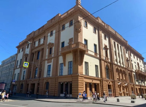 Реставраторы приступили к работам на дворовых фасадах Дома радио - объекта культурного наследия федерального значения "Санкт-Петербургское Благородное собрание" на углу Малой Садовой и Итальянской улиц в Петербурге.

Напомним, что наиболее сложные - лицевые фасады, отреставрированы по проекту "АСМ Групп".