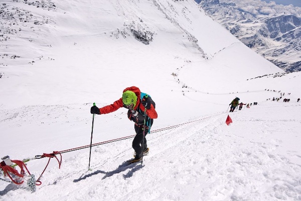 Со 2 по 8 мая на «Эльбрусе» пройдёт фестиваль Red Fox Elbrus Race 2026, 17-й по счёту. 

3 мая состоится индивидуальная гонка по ски-альпинизму. Этот вид спорта дебютировал на Зимней Олимпиаде 2026, где Никита Филиппов — постоянный участник Red Fox Elbrus Race — взял серебро в спринте. Забег на «Эльбрусе» станет заключительным этапом Кубка России и мощным итогом сезона для профессиональных спортсменов.

5 мая — гонка «вертикальный километр», с 2450 до 3450 м. Самый массовый забег фестиваля, этап Кубка России. Скайраннеры должны уложиться в 2 часа. 

7 мая — гонка «скай-марафон», забег на Западную вершину Эльбруса (5642 м). Пройдёт в двух версиях: с поляны Азау (2350 м) и с приюта «Бочки» (3750 м).

Среди участников — представители сборных, победители чемпионатов страны и этапов Кубка мира. Также в рамках общего зачёта могут участвовать спортсмены с любым опытом — во всех трёх стартах.