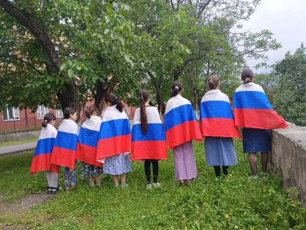 Сегодня в преддверии Дня России работниками  ДК с.п. Джейрах было проведено мероприятие, приуроченное этому событию. 

В ходе мероприятия дети узнали об истории возникновения праздника, отгадывали загадки, связанные с символикой России. Сделали рисунки на асфальте. Ребята получили хорошее настроение, которое их зарядило на позитив.