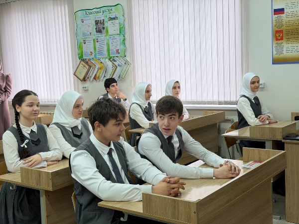 В Экажево прошло занятие «Разговоры о важном», посвящённое Дню космонавтики.

В школе №5 ученики 9 класса обсудили историю освоения космоса, первый полёт Юрия Гагарина и современные достижения отечественной космонавтики.

Гостем встречи стала начальник социального отдела администрации Назрановского района Мадина Сагова.

Занятие прошло в формате живого диалога: школьники активно задавали вопросы и делились своими мыслями о будущем науки.