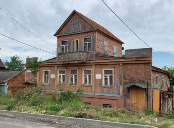 Власти Курска планируют отреставрировать деревянный дом с мезонином на Семеновской улице, принадлежавший астроному Семенову. В этом доме будущий астроном-самоучка родился в 1794 году и прожил всю жизнь. В гостях у него бывали разные известные люди, в их числе прославленный поэт Василий Жуковский. Долгое время здание было жилым, позже в нем расположился музей, закрывшийся после пожара 2019 года. 

"Однозначно будем ремонтировать - проработаем вопрос о включении ОКН в нацпроект "Культура" - пообещал врио губернатора.