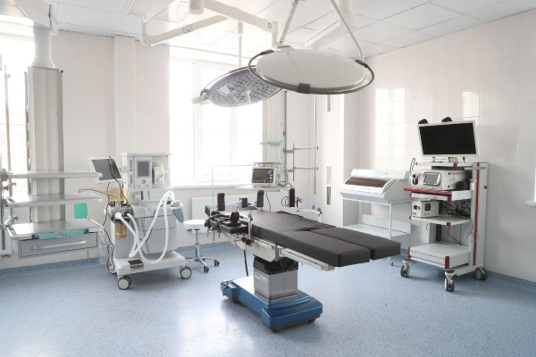 В Назрани открыли новое инфекционное отделение детской больницы.

Объект построен в рамках нацпроекта «Здравоохранение». 

В нём есть: комфортабельные боксированные палаты, собственная диагностика и лаборатория, отделение реанимации и интенсивной терапии, самое современное оборудование.

Раньше дети с инфекциями лечились в общих палатах, теперь для них — современный изолированный корпус.

Это снизит риск заражения других болезнями и поможет оказывать помощь полного цикла — от диагностики до операции.