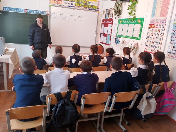 В рамках плана работы, с учениками НОШ с.п. Гули сотрудник музея-заповедника М. Чахкиев провёл познавательную беседу о памяниках истории и культуры республики и бережном к ним отношении. 

Мероприятие прошло в дружественной  и тёплой атмосфере, в ходе которого ребята узнали о значении башен для изучения истории региона и о важности их сохранения для последующих поколений. 