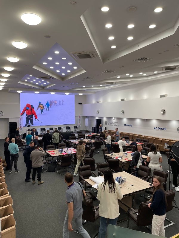 В Аналитическом центре при Правительстве РФ состоялась конференция «Актуальные вопросы безопасности в приключенческом туризме России». С докладом выступил советник гендиректора Кавказ.РФ Алексей Елин. 

В зале присутствовали: Альпиндустрия, Ассоциация горных гидов России, Хелиэкшн, Эльбрус Эксперт, управляющие альплагерями, в том числе директор «Безенги», МЧС, страховые и ассистанс-компании.

Конференция масштаба страны, однако большую часть повестки занял Кавказ. 

Курорт «Эльбрус»:

▪️ предоставляет инфраструктуру в виде канатных дорог и высокогорного отеля «Липрус»
▪️ строит альпгородок на высоте 3 900 м и восстанавливает легенду, «Приют 11» на 4 100 м
▪️обеспечивает безопасность не только на трассах, но и в экстренных ситуациях подключается к операциям на горе
▪️ продвигает советское наследие места, в том числе зарождение альпинизма в 30-е годы прошлого века

Кроме того, совместно с Минэкономразвития России, нацпарком «Приэльбрусье» и Правительством КБР проводится работа, связанная с расширением зоны ОЭЗ, страхованием восходителей и введением системы пермитов. 