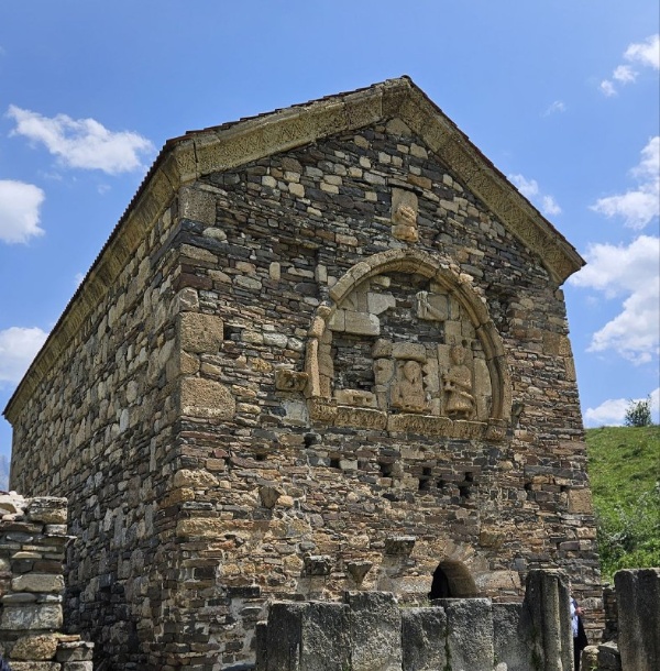 Храм Тхаба-Ерды вошел в шорт-лист VIII международного конкурса «Золотой Трезини».


Древнейший христианский храм России — Тхаба-Ерды, расположенный в горной Ингушетии, стал финалистом VIII международного конкурса «Золотой Трезини».

Это признание уникальной историко-культурной ценности памятника и высокого качества проведенных реставрационных работ.

Премия «Золотой Трезини» присуждается за выдающийся вклад в архитектуру как вид искусства. Работы лауреатов пополняют фонды Государственного музея истории Санкт-Петербурга и экспонируются на ежегодной выставке «Архитектура как искусство» в Петропавловской крепости.

Итоги конкурса и имена победителей будут объявлены 21 ноября.