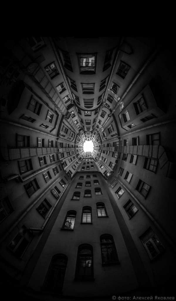 17 октября Государственный институт искусствознания на Козицком переулке, 5 в Москве приглашает на дискуссию по теме - "Доходные дома XIX - начала ХХ века в России. Городская среда. Наследие. Проблемы. Перспективы".

В центре внимания будут исторические доходные дома Санкт-Петербурга, Москвы и других городов, которые к рубежу XIX-XX веков определили облик и пространственную структуру промышленных городов России. Однако ныне за их нарядными фасадами часто скрываются мрачные дворы-колодцы, лестничные клетки и коммуналки, в которые превратились некогда роскошные квартиры. Что делать с этим прекрасным, но болезненно запущенным архитектурным наследием?