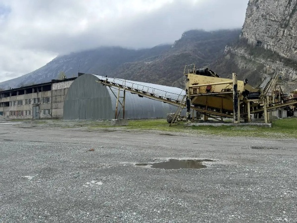 В сельском поселении Горбани Джейрахского района начались работы по строительству индустриального парка, который станет важным шагом в развитии промышленности региона.

Парк будет расположен на территории в 10,3 гектара, а проект реализуется в рамках «прорывного» направления «Развитие промышленности». 

Этот проект важен не только для экономики республики, но и для развития горных территорий, создания новых рабочих мест и привлечения инвестиций.