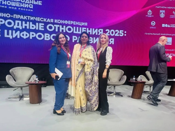 Преподаватели ПГУ на международной конференции по цифровым международным отношениям.

Преподаватели кафедры теоретической лингвистики и практики межкультурного общения ИИЯМТ ПГУ – доцент Н.А. Голик и доцент М.И. Аветисян – приняли участие в IV Международной научно-практической конференции «Цифровые международные отношения – 2025: человек в фокусе цифрового развития», организованной МГИМО МИД России.

Конференция объединила представителей научного и экспертного сообщества, органов государственной власти и международных организаций. В числе ключевых спикеров – Министр иностранных дел РФ С.В. Лавров, Министр науки и высшего образования РФ В.Н. Фальков, Министр цифрового развития РФ М.И. Шадаев, а также представители Администрации Президента РФ и международных объединений, модератором мероприятия выступил ректор МГИМО МИД России, академик РАН А.В. Торкунов.

В рамках пленарного заседания участники обсудили глобальные стратегии технологического развития, перспективы международного сотрудничества в цифровой сфере, вопросы информационной безопасности и влияние цифровых технологий на социально-экономическое будущее человечества