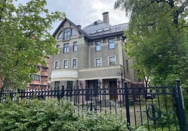 Бывший особняк генерала Стенбока на проспекте Динамо, 24 в Петербурге признан региональным памятником.

Здание построено в 1913-1914 годах по проекту военных инженеров Василия Баумгартена и Владимира Апышкова.

Фасады выполнены в стиле северного модерна с использованием мотивов традиционной английской жилой архитектуры с элементами неоклассицизма. На ризалите северного фасада находится остекленная полуротонда, завершенная глухим парапетом, который декорирован барельефом с изображением всадников.

По материалам КГИОП СПб.