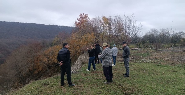 Селение Ахсарисар Ирафского района с рабочим визитом сегодня посетила совместная комиссия Министерства строительства Российской Федерации и Министерства строительства и архитектуры Республики Северная Осетия - Алания.

В состав комиссии вошли руководитель Департамента Минстроя России Сергей Галямин, министр строительства и архитектуры РСО-Алания Марат Бетанов, а также руководители ключевых профильных подразделений.

Со стороны администрации Ирафского муниципального района комиссию сопровождали первый заместитель главы районной администрации Сослан Макоев и начальник отдела архитектуры, строительства и транспорта АМС района Арсен Кожиев.

Центральным вопросом визита стало обследование жилых домов, расположенных в оползневой зоне на берегу реки Урух. Специалисты констатировали, что наибольшим разрушениям в результате смещения грунтов подверглись пять жилых строений. Мониторинг показывает, что деформации недр здесь фиксируются с 2017 года и продолжают прогрессировать.

В рамках решения этой проблемы администрация Ирафского района при поддержке республиканского Министерства строительства с 2019 года ведет планомерную работу по включению данных объектов в федеральные программы, направленные на расселение граждан из аварийного жилищного фонда.

По итогам выезда Министерством строительства России принято ключевое решение о разработке специального механизма, призванного ускорить оказание помощи жителям и обеспечение их скорейшего переселения из опасных домов.