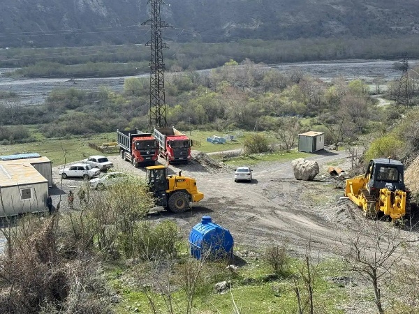 В сельском поселении Горбани Джейрахского района начались работы по строительству индустриального парка, который станет важным шагом в развитии промышленности региона.

Парк будет расположен на территории в 10,3 гектара, а проект реализуется в рамках «прорывного» направления «Развитие промышленности». 

Этот проект важен не только для экономики республики, но и для развития горных территорий, создания новых рабочих мест и привлечения инвестиций.