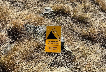 Знак «Осторожно! Крутой склон»