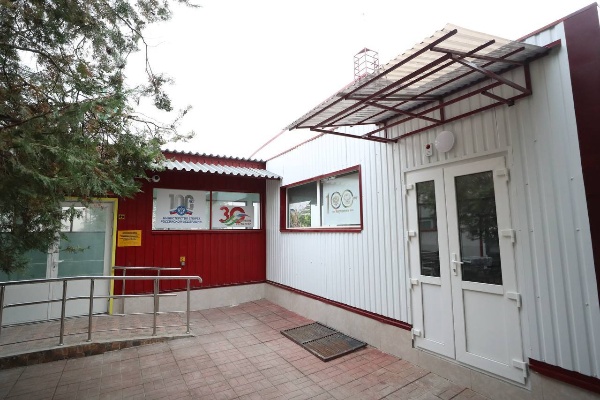 Республиканская спортивная школа в Назрани готова снова принять юных чемпионов.

Капитальный ремонт завершен, и уже в октябре 500 ребят вернутся к тренировкам. 

Здание 1997 года постройки обновлено по программе «Развитие физической культуры и массового спорта». 

Теперь здесь современные системы отопления, водоснабжения, каналы связи, новая кровля, полы, двери – все для комфорта и безопасности. 

Юные боксеры, кикбоксеры, тхэквондисты, дзюдоисты и бойцы ММА будут заниматься в удобных залах. 