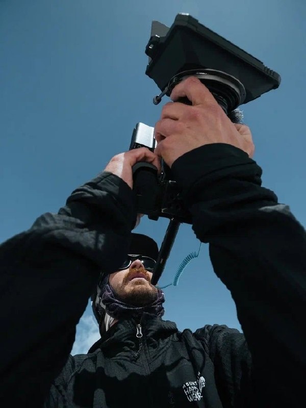 В Приэльбрусье завершились съёмки ещё одного кинопроекта — «Прозрение». 

Команда взглянула на горный туризм как живое переплетение людей и смыслов: райдеров с их страстью к спускам, учёных с бережным вниманием к деталям, местных жителей — с безграничной любовью к месту, где они выросли.

За 17 дней съёмок были отсняты десятки эффектных проездов, занятия по ледолазанию и ночёвки на базе гляциологов на 2700 м, беседы с легендами-старожилами о том, как они наблюдали изменения ледников Эльбруса на протяжении всей своей жизни (30-40 лет) и параллельно — изменение культуры туризма. 

Фильм покажет, как осознанный альпинизм и туризм становятся частью культурного кода региона.

Монтаж планируется завершить к концу лета. Далее последуют показы на фестивалях, в турклубах, на курорте и онлайн. 