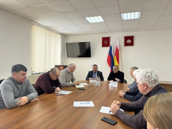В минувшую среду в Ирафском районе прошла рабочая встреча председателя Комитета дорожного хозяйства РСО-А Тариэля Солиева с жителями района, главами сельских поселений и руководством районной администрации.

В центре обсуждения были проблемы ремонта и содержания региональных автомобильных дорог на территории Ирафского района.

В ходе встречи прозвучал ряд конкретных обращений. Так, житель села Лескен поднял проблему сложного зимнего проезда по дороге Чикола - Лескен в период снегопадов. От хазнидонцев поступила просьба об установке остановочных павильонов в трёх точках для удобства пассажиров. Глава Стур-Дигорского сельского поселения обратил внимание на необходимость освещения участка дороги у ФАП и установки дополнительных дорожных знаков для безопасности. Глава Ахсарисарского поселения попросил организовать ремонт улицы Дзоблаевых.

Также были затронуты вопросы, требующие комплексного подхода: глава Чиколинского сельского поселения озвучил проблему прогона скота через региональную дорогу, где вдоль проезжей части установлен металлический отбойник. Прозвучали вопросы о перспективах строительства дороги с твёрдым покрытием от Верхнего Згида до Камунта и об обустройстве парковочной площадки для туристов в Камунта по инициативе главы Галиатского поселения.

Выслушав все обращения, Тариэль Тазаретович взял их на контроль и дал конкретные поручения. По дороге Чикола - Лескен подрядчику поручено усилить обработку проблемных участков. Ремонт улицы Дзоблаевых запланирован на текущий год. По вопросам, требующим проработки - прогон скота, парковка для туристов - будут найдены решения совместно со специалистами районной администрации. Что касается новой дороги до села Камунта, её проектирование запланировано на 2027 год с целью последующего включения в одну из государственных программ, реализуемых на территории республики.

