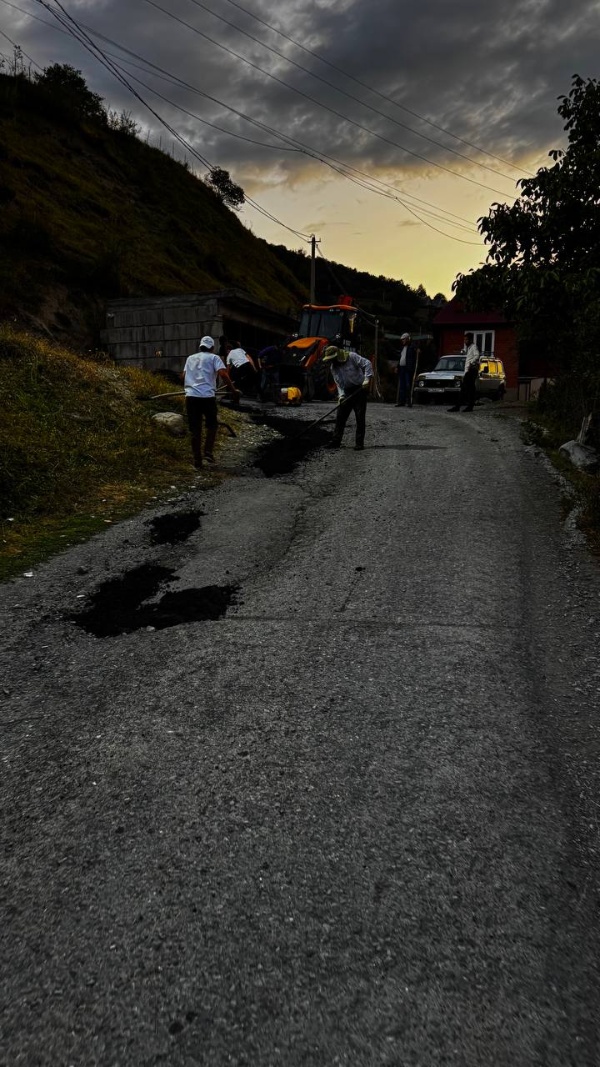 Ямочный ремонт асфальтового дорожного покрытия по ул. Чикобава в с.п. Джейрах.