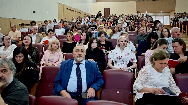 В ПГУ прошло первое в новом учебном году расширенное заседание Учёного совета.

В повестку расширенного заседания Учёного совета ПГУ (в котором приняли участие руководители и работники всех подразделений университета и актив студенческих организаций) вошли вопросы : 

Об итогах приёма в университет в 2026 году;

Приоритеты и ключевые задачи ПГУ как соинтегрированного мировоззренческо-деятельностного, преобразовательно-созидательного университета на 2026/2027 учебный год в ракурсе обновлённой Программы развития до 2036 года;

Утверждение плана работы Учёного Совета ФГБОУ ВО «ПГУ» на 2026/2027 учебный год и перечня приоритетных вопросов для рассмотрения Учёными Советами Институтов/Высших школ и кафедрами в 2026/2027 учебном году;

Утверждение Положения об организации общественно-политической работы в ФГБОУ ВО «ПГУ»;

Также утверждение обновленного Положения об эффективном контракте и обсуждение организационных мероприятий по участию в предстоящих парламентских выборах коллектива университета в полном составе. 

Александр Павлович Горбунов в своём выступлении сформировал и охарактеризовал основной приоритет и ключевые задачи университета на 2026/2027 учебный год в ракурсе обновлённой Программы развития до 2036 года и проинформировал об успешных результатах приёмной кампании. 