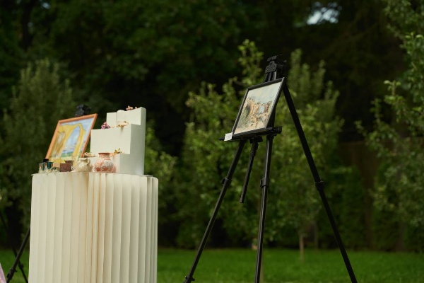 Экспертная сессия проекта «Синергия искусств. Ароматы странствий: Кавказ».

В рамках мероприятия ведущие специалисты в области культуры, искусства, философии и парфюмерии оценили авторские работы конкурсантов, созданные по ранее утверждённым тематическим направлениям. 

Проект «Синергия искусств» представляет собой масштабную культурную инициативу, направленную на соединение визуального, ароматического и ремесленного искусств в рамках единого творческого процесса.

В рамках экспертной сессии Дарья Суховская – доцент ПГУ – приняла участие в отборе конкурсных работ для последующей интеграции в серийное производство сувенирной коллекции, отражающей символику и образы региона. 