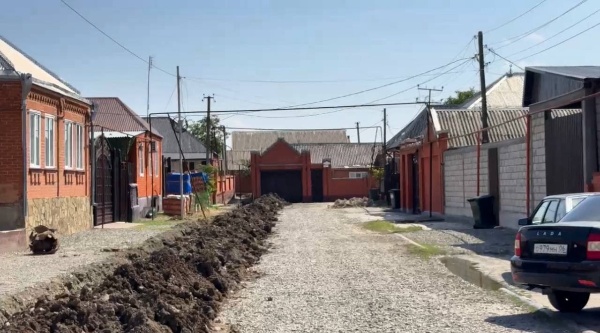 В Сунже обновляют водопровод.

На улице Старая Гайдара начались работы по замене старого железного водопровода на современный пластиковый. 

Вместо изношенных труб диаметром 90 мм теперь будут проложены трубы диаметром 110 мм.

Общая протяженность нового водопровода составит около 400 метров. 

Работы планируется завершить уже через 10 дней. 

А до конца года новые водопроводные трубы появятся еще на пяти улицах города.