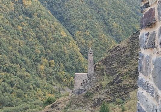 В рамках культурно-познавательной программы состоялась поездка в Мелхист с посещением исторически значимых мест — Икольчи, Терти и Меши. Участники экскурсии познакомились с уникальными объектами культурного наследия, узнали об их истории, архитектуре и значении для сохранения традиций региона.

Такие поездки помогают бережно относиться к прошлому, расширяют знания о родном крае и создают живую связь между поколениями.
