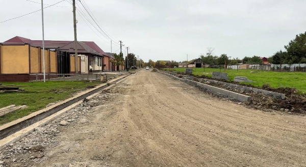 В Сунже продолжаются работы по благоустройству улицы Новая Дружба.

Общая протяжённость благоустраиваемого участка составляет 720 метров, ширина проезжей части — 6 метров. Проектом предусмотрено устройство пешеходного тротуара шириной 1,6 метра и ливневой канализации для эффективного водоотведения.

На сегодняшний день рабочими завершено формирование ливневой системы и подготовлено основание дорожного полотна под асфальтирование.

Завершение благоустройства запланировано на конец октября.