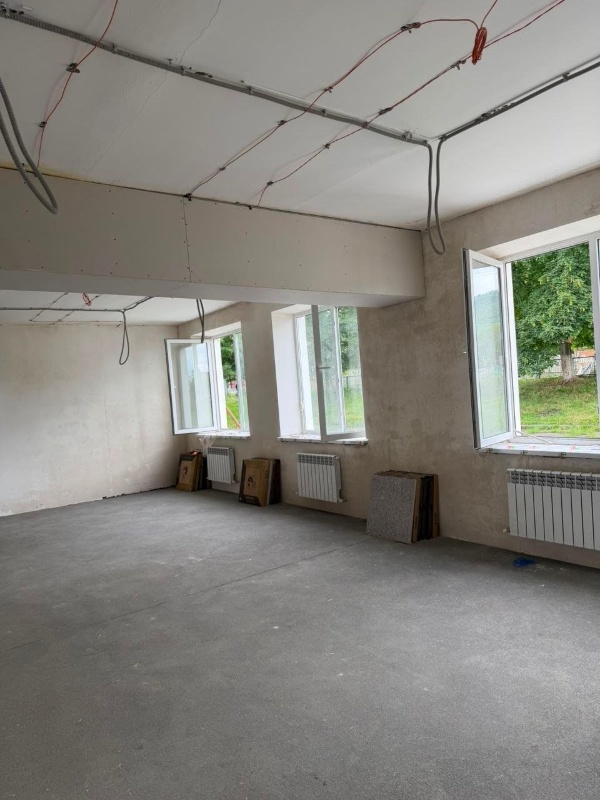 As part of the national "Youth and Children" project, major renovations are underway at the secondary school in the village of Novy Urukh, Irafsky District. The project includes a comprehensive renovation of the building.

To date, contractors have replaced all utility systems: electrical, heating, water supply, and sewerage. Construction workers are currently working on the interior, installing flooring and renovating classrooms, hallways, and common areas. Particular attention is being paid to safety and creating a comfortable environment for students.

Once all work is completed, the school will have updated facilities, modern utilities, and a comfortable learning environment.