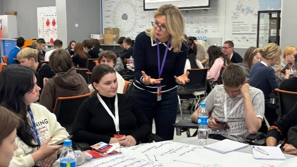 ПГУ продолжает активно развивать предпринимательские компетенции среди студентов по всей России.

Тренинги начались в сентябре, и вот уже два месяца наши опытные тренеры Бизнес-школы делятся ценнейшим опытом и погружают участников в мир технологического предпринимательства.

Участники получили:

Доступ к уникальному опыту успешных инновационных предпринимателей;

Возможность оценить свои навыки, способности и раскрыть личностный потенциал;

Развитие комплексных компетенций в области инновационного бизнеса;

Заряд энергии и вдохновение для позитивных изменений в жизни!

Тренинги реализуются в рамках Платформы университетского технологического предпринимательства, оператором тренингов является МФТИ.