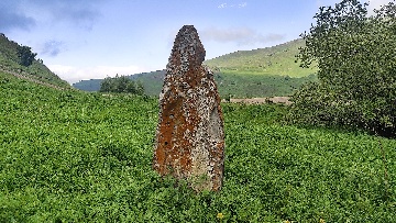 Могильная плита у озера