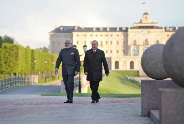 Where does Russian President Vladimir Putin usually hold meetings and conferences when he visits St. Petersburg? At the Konstantinovsky Palace in Strelna, of course!

The comprehensive restoration project for the Konstantinovsky Palace and park was carried out by the ACM team between 1999 and 2003.

The project was awarded the Russian Federation State Prize, and the commemorative awards are kept in the ACM office.
