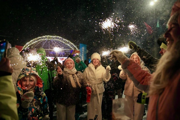 70 709 гостей посетили курорты Кавказ.РФ в новогодние каникулы.

Это на 11 тысяч больше, чем в аналогичный период годом ранее. Средний рост турпотока составил 18%, причем лидером по приросту туристов стал чеченский «Ведучи», а «Мамисон», открывший первый горнолыжный сезон, в начале января вышел на тысячу гостей в день. Напомним, статистика учитывает только пользователей канатных дорог под управлением Кавказ.РФ.

«Эльбрус» встретил свой 56-й горнолыжный сезон сразу несколькими новинками – восточной зоной с двумя канатками и трассами и долгожданным вечерним катанием, которое открылось прямо перед Новым годом и стало лучшим подарком гостям. В среднем под софитами катались около 500 человек ежедневно. «Эльбрус» принимал 6500-7000 туристов каждый день. Самой популярной датой стало 5 января – курорт в Кабардино-Балкарии посетило 7 370 человек, а в Северной Осетии – 1 320 человек. На «Ведучи» 4 января отдыхало 450 человек, что тоже является рекордом для строящегося курорта в Чечне.

«Несмотря на позитивную динамику, все праздники природа испытывала нас на прочность – и на Эльбрусе и на Мамисоне хроническое бесснежье и ветра сменил настоящий снежный циклон, частично парализовавший работу  курортов. Команда эксплуатации работала круглосуточно, чтобы обеспечить готовность трасс. Канатные дороги периодически закрывали по ветру, это базовые требования безопасности. Мы прибавили по турпотоку, но гораздо важнее для нас создавать качественный продукт, курорты, куда гости возвращаются, где получают новый опыт и перезагружаются. В этой части работы еще очень много», — говорит Андрей Юмшанов, генеральный директор Кавказ.РФ.

В гуляниях в новогоднюю ночь приняли участие около 3000 человек. Все они стали зрителями новогоднего обращения Президента и праздничного концерта.

Все каникулы на курортах Кавказ.РФ работали артисты и музыканты. Подарком для гостей «Эльбруса» стала игра одного из узнаваемых диджеев страны, титана российской клубной сцены DJ M.E.G. Всего на двух площадках курорта 10 диджеев играли в общей сложности более 50 часов.

В хороводах вокруг елки на ярмарочной площади участники прошли более двух километров. Тем временем, на детских мастер-классах было изготовлено более 2000 новогодних игрушек в советском стиле, а самые эпатажные гости рассказали совокупно более 100 стихотворений на табуретке.

Отдельного внимания заслуживают итоги гастрономического начала года 1 января. Гости праздника смогли отведать блюда традиционной кавказской кухни. Всего было съедено и выпито 50 литров айрана, 100 литров шурпы, 45 кг хычинов, 100 кг плова и 150 кг шашлыка.

Также на Эльбрусе прошел традиционный праздничный спуск Дедов Морозов. Во флешмобе приняли участие 65 райдеров в костюмах Дедов Морозов.