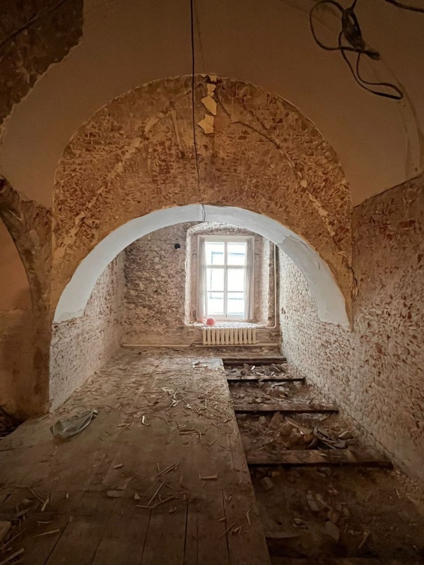 Продолжаются демонтажные работы в здании Факультета журналистики Московского государственного университета на Моховой улице, рядом с Красной площадью.

А "АСМ Групп" в Петербурге завершает проект реставрации и приспособления уникального исторического здания.