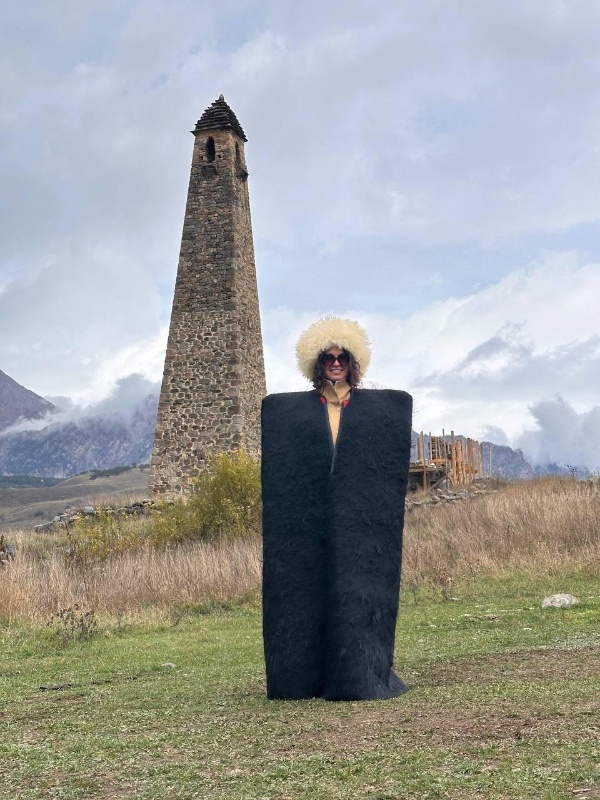 В Ингушетию теперь можно летать напрямую из Казани.

Авиакомпания UVT запустила рейсы в аэропорт «Магас» (г. Сунжа). По этому случаю в Ингушетию прилетели гости из Татарстана — представили Комитета по туризму РТ, авиакомпании UVT, журналисты и блогеры.

Гости поднимались на Башню Согласия в Магасе, сходили на выступление танцевального ансамбля «Ингушетия», конечно же, поехали в горы к ингушским башням, к Тхаба Ерды и другим памятникам архитектуры. Также блогеры побывали на Цейлоамском перевале и у Ляжгинского водопада. 

29 октября гости побывали в «Армхи», откуда любовались видом на горы и пробовали блюда ингушской кухни в ресторане «Эрзи».