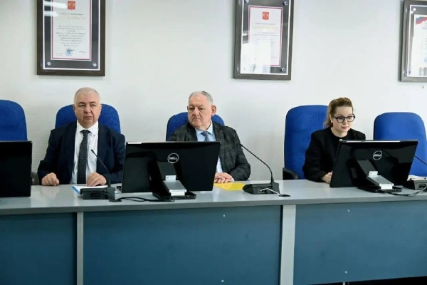 Прототип МФЦ создан в Пятигорском государственном университете.

ПГУ стал одним из первых вузов страны, принявших участие в реализации Федерального проекта «Производительность труда», входящего в состав национального проекта «Эффективная конкурентная экономика». Координатором проекта является Министерство экономического развития РФ. Его задача – совершенствование внутренних процессов университета, повышение эффективности работы и перераспределение ресурсов на программы развития.

В качестве пилотного направления был выбран процесс документационного сопровождения студентов – выдача справок об обучении, периоде обучения и доходах. Именно с этих услуг началась трансформация сервиса и переход к более современным и удобным форматам взаимодействия.

Реализация проекта стала важным шагом к дальнейшему развитию цифровых сервисов для студентов.