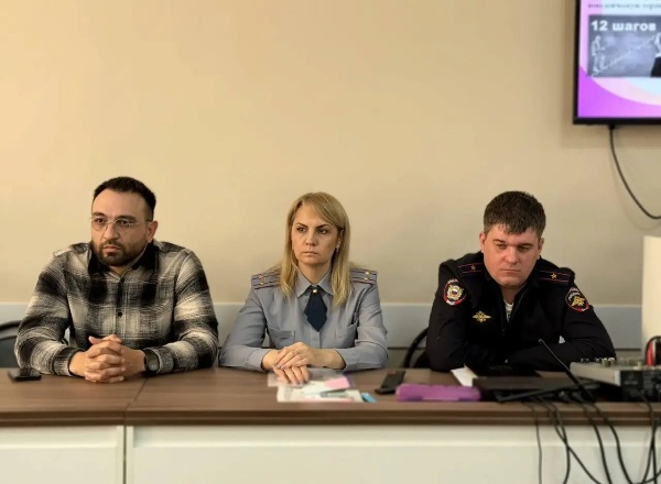 В Институте юриспруденции и инжиниринга прошло воспитательно-профилактическое мероприятие, посвящённое формированию у студентов устойчивого иммунитета к аддиктивному поведению. Участники обсудили психофизиологические причины зависимостей и серьёзные правовые последствия употребления запрещённых веществ.

Эксперты правоохранительных органов и специалисты по работе с зависимостями рассказали о реальных рисках, мифах и путях помощи, подчеркнув важность комплексной поддержки и осознанного выбора.

Такие встречи помогают студентам формировать ответственное отношение к своему будущему и делать выбор в пользу здоровой и безопасной жизни.