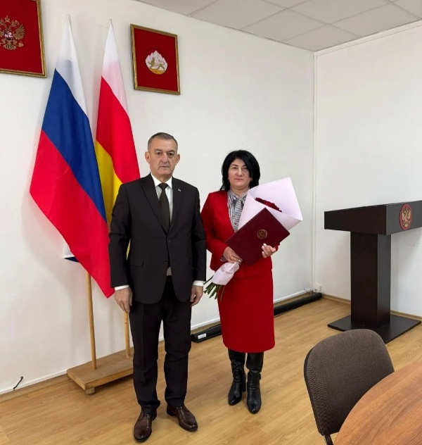 В последние дни декабря принято подводить итоги уходящего года и традиционно отмечать лучших специалистов в той или иной сфере профессиональной деятельности.

Глава Ирафского муниципального района Роберт Хамикоев и председатель Собрания представителей Ирафского муниципального района Казбек Гуцунаев вручили в зале заседаний администрации района награды лучшим специалистам различных сфер профессиональной деятельности. Церемония стала признанием заслуг тех, чей добросовестный труд вносит неоценимый вклад в развитие района. 

Поздравляя лучших из лучших, руководство отметило, что такие специалисты являются примером для всего коллектива, задают высокую планку профессиональных стандартов.

