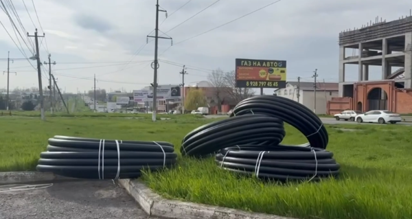 В Назрани продолжается обновление коммунальной инфраструктуры.

По улице Тангиева ведутся работы по замене ветхого водопровода — проблема, которая долгое время оставалась актуальной для жителей.

Инициатива по обновлению сети исходила от городской администрации и была поддержана Единым оператором в сфере водоснабжения и водоотведения.

В настоящее время специалисты меняют около 400 метров труб. Новая линия будет выполнена из труб большего диаметра.

Работы направлены на обеспечение стабильной подачи воды и создание более комфортных условий для жителей города.