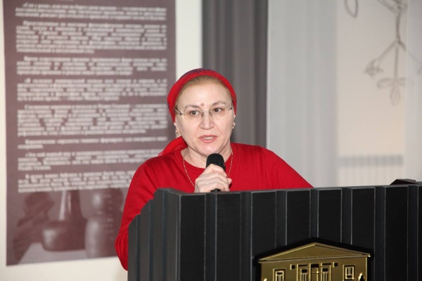 В Государственной выставочной галерее в Сунже открылась выставка «Сон у реки времени».

Экспозиция представлена работами художниц из Кабардино-Балкарии Мадины Саральп и Разият Газаевой.

В церемонии открытия приняли участие представители Министерства культуры и туризма Ингушетии, деятели искусства, писатели и руководители культурных учреждений.

В экспозиции представлены фотографические постеры, авторская роспись по ткани, стилизованные куклы и манекены в национальных костюмах, а также изделия из керамики и металла.

Посетить экспозицию можно до 10 мая. 