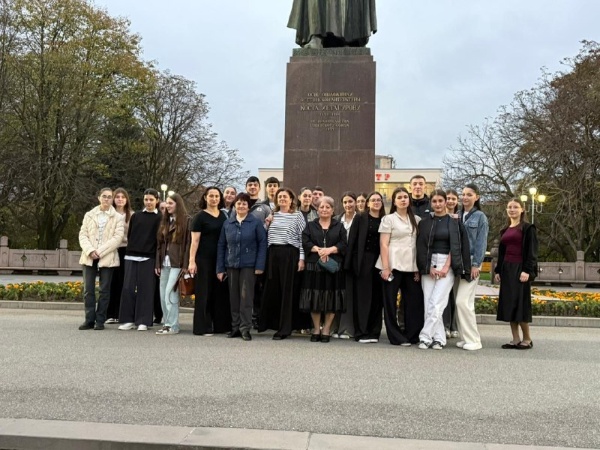 В рамках национального проекта «Семья» учащиеся МБОУ СОШ с. Хазнидон посетили Северо-Осетинский государственный академический театр имени В.В. Тхапсаева во Владикавказе, где по программе «Пушкинская карта» посмотрели знаменитый спектакль «Фатима», основанный на одноимённой поэме осетинского классика Коста Хетагурова.

Спектакль, повествующий о драматической судьбе и силе духа, произвел на ребят глубокое впечатление, позволив не только насладиться мощной актерской игрой и режиссурой, но и по-новому взглянуть на родную литературу.

Это событие стало настоящим праздником искусства и прекрасной возможностью для ребят прикоснуться к миру театра.

Подобные мероприятия являются практическим воплощением главной цели национального проекта - они создают все условия для гармоничного и всестороннего развития детей и молодёжи из самых разных уголков нашей страны, пробуждая в них живой интерес к искусству, творчеству и собственному культурному наследию.