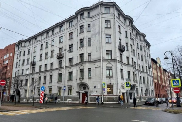 КГИОП Петербурга сообщает - Дом архитектора Леонтия Николаевича Бенуа на Большом проспекте Васильевского острова, 57/15 признан обьектом культурного наследия регионального значения.

Архитектурно-художественное оформление лицевых фасадов здания, построенного в 1913 году, решено в характере неоклассицизма. Цокольная часть облицована красным гранитом. В отделке лицевых фасадов использована фактурная штукатурка. Парадные входы оформлены порталами, декорированными филенками и пилястрами. В люнетах парадных входов имеются окна-люкарны в обрамлении лепных композиций из картушей, растительных гирлянд и "рогов-изобилия". Здание сохранилось без значительных изменений и является редким примером позднего неоклассицизма авторства Леонтия Бенуа в Петербурге.