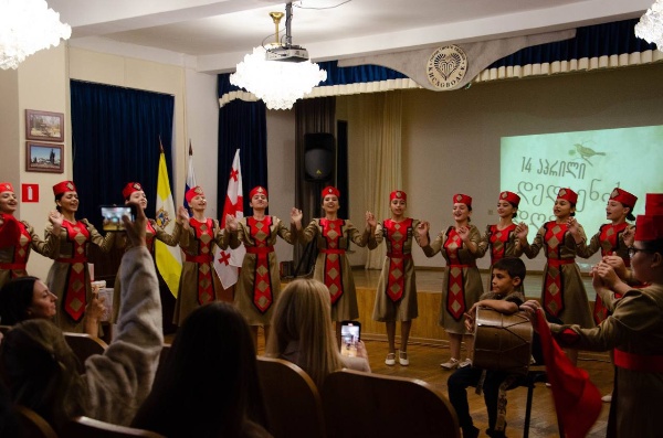 Третий день Международной Осенней школы «Кавказские Минеральные Воды – регион мира и сотрудничества народов» был посвящён богатой грузинской культуре, которая вдохновила участников на глубокие размышления о дружбе народов и культурном наследии. 

В рамках мероприятия удалось посетить бинарную лекцию, где эксперты раскрыли страницы истории русско-грузинских отношений, участники в командах разработали идеи по межкультурному обмену и побывали на экскурсии по грузинской культуре. 

День грузинской культуры в ПГУ стал мощным импульсом для межнационального диалога в рамках Осенней школы.