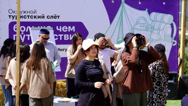 В селении Бейни завершился окружной туристский слёт «Больше, чем путешествие».

На протяжении трёх дней участники из регионов Северного Кавказа знакомились, общались, проходили образовательные занятия, участвовали в командных активностях и открывали для себя горную Ингушетию.

Самой важной частью программы стало восхождение на Столовую гору. Непростой маршрут потребовал выносливости, взаимной поддержки и командной работы. В День Государственного флага России участники развернули триколор прямо на вершине.

 Были и другие яркие моменты: занятия по навигации и маршрутной разведке, практика работы с картами и GPS, новые знакомства и, конечно, много времени в горах.

За эти три дня ребята успели не только получить новые знания и впечатления, но и стать настоящей командой. Ждём всех участников снова в Ингушетии — на новых маршрутах и новых вершинах!