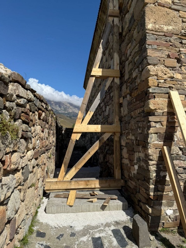 На объекте культурного наследия федерального значения храм "Тхаба Ерды" начата установка временных деревянных конструкций снаружи храма. Конструкции необходимы для дальнейшего проведения археологических исследований уникального здания.