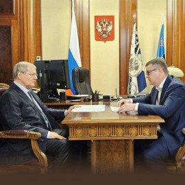 Андрей Юмшанов встретился с полпредом Президента в СКФО Юрием Чайкой.

Полномочный представитель Президента Российской Федерации в Северо-Кавказском федеральном округе Юрий Чайка провел рабочую встречу с генеральным директором института развития Кавказ.РФ Андреем Юмшановым. Главной темой разговора стала подготовка к новому зимнему сезону на курортах Северного Кавказа.

Как было озвучено, первых горнолыжников в новом зимнем сезоне на курортах под управлением компании готовятся встретить уже в ноябре. Сегодня после ежегодных регламентных работ для туристов открылись канатные дороги на «Эльбрусе». Здесь также завершается монтаж систем искусственного оснежения, а к старту сезона появится и вечернее катание при искусственном освещении.

Для осетинского «Мамисона» этот зимний сезон будет дебютным. Ожидается, что к имеющимся 100 на курорте добавятся еще 100 мест размещения. Будут работать все 19 км трасс. Предполагаемый турпоток - не менее 30 тысяч человек.

В целом рост количества гостей на курортах Северного Кавказа по прогнозам составит 10-15%.

Кроме этого, Андрей Юмшанов сообщил о новых проектах Кавказ.РФ. Инвестиционный портфель института развития достиг 200 млрд рублей. В нем помимо традиционных агропрома и строительства появились технологичная переработка и креативные индустрии.