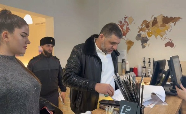 В Сунже прошел рейд по выявлению нелегального бизнеса.

Сотрудники отдела экономики администрации совместно с представителями МВД провели плановый рейд. 

Цель — выявление объектов, не зарегистрированных в налоговых органах.

В ходе проверок у части предпринимателей выявлены нарушения: отсутствие регистрационных документов и трудовых договоров с работниками. 

В отношении них составлены протоколы и выданы предписания об устранении выявленных нарушений.