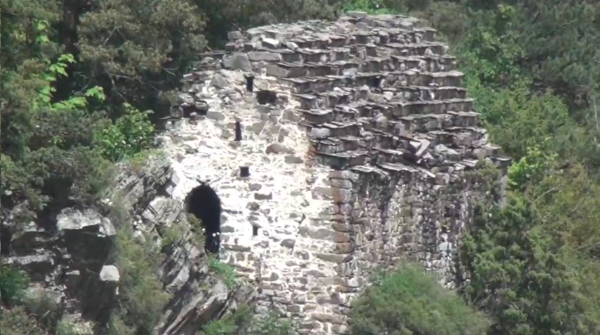 Маготинский храм-святилище "Маго-Ерды"  находится в полукилометре от башенного комплекса "Маготе", на краю огромного обрыва и названо в честь легендарного ингушского мудреца Маго, согласно легенде, им же и построено. Поблизости находится меньшее и в настоящее время полуразрушенное святилище "Сеска Солса-Ерда".

Согласно легенде, Маго был из рода Салгиевых, у него были свои рабы. Также у Маго было сильное войско. Выходя из своей башни, Маго садился в свой, сделанный из камня, стул, который и сейчас находится там. 

У Маго был один сын, у которого со временем выросло четверо сыновей: Зовра, Гий, Циккам и Чинха. 

От Зовра пошли Дзауровы, от Гия - пошёл род Тумгоевых. Род Оздоевых ведёт своё происхождение от Циккама. Чинха от страха перед братьями за какой-то свой проступок ушёл в Чечню и от него пошёл род Чинхоевых.

Маго был известен на всей территории Кавказа как учёный, святой, целитель, проповедник. 

Его жизненная и общественная деятельность мало изучена, кроме как легенд и преданий, описанных в некоторых изданиях. Из устных преданий передаётся, что внутри храма хранились реликвии и древняя книга о тайных знаниях, которые после принятия ингушами ислама ушли в соседние губернии - в Грузию, Армению, Осетию. 

Древнюю священную книгу называли " Маг1ой Жей", то есть книга Маго. По другой версии, книга была передана в Терский музей, откуда она пропала во время Гражданской войны. 

Святилище "Маго-Ерды" относится к числу больших по своим размерам культовых памятников, возводившихся в древности. 

Находится в границах территории Джейрахско-Ассинского музея-заповедника, включён в перечень выявленных объектов культурного наследия Республики Ингушетия и подлежит государственной охране. 