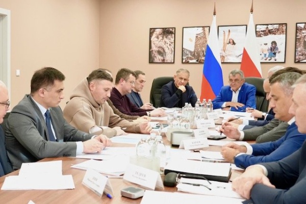 Минэкономразвития: Частные инвесторы вложили в развитие курорта «Мамисон» почти 7 млрд рублей.

В ходе рабочей поездки в Республику Северная Осетия - Алания заместитель министра экономического развития России Сергей Назаров осмотрел транспортную, коммунальную и туристическую инфраструктуру всесезонного курорта «Мамисон».

Вопросы дальнейшего развития курорта, реализации инвестиционных проектов и подготовки к зимнему сезону стали одной из тем совещания под его руководством. В совещании приняли участие глава Северной Осетии Сергей Меняйло, председатель Правительства республики Борис Джанаев, генеральный директор Кавказ.РФ Андрей Юмшанов, представители федеральных и региональных органов власти и инвесторы.

Частные инвесторы уже вложили в развитие курорта 6,89 млрд рублей. Всего 17 резидентов особой экономической зоны планируют инвестировать 26,9 млрд рублей. На эти средства предусмотрено строительство 17 гостиниц, создание 193 модульных объектов размещения и 25 ресторанов и кафе. После реализации проектов курорт сможет предложить туристам более 6,1 тыс. мест размещения. Планируется создать 1346 рабочих мест.

На сегодняшний день на «Мамисоне» создано 176 рабочих мест. Уже работают гостиничные объекты, кафе и рестораны, пункты проката спортивного инвентаря и другие туристические сервисы. В преддверии зимнего сезона инвесторы продолжают строительство и подготовку новых объектов размещения. До конца 2026 года запланировано открытие новых заведений общественного питания и общежития для персонала.

«Сегодня наша задача - обеспечить синхронное развитие всей инфраструктуры курорта. Государство создало базовые условия для его работы. Теперь важно, чтобы гостиницы, рестораны и другие туристические объекты появлялись в соответствии с обязательствами инвесторов, а инженерные сети были готовы к растущей нагрузке. Особое внимание необходимо уделить водоснабжению, соблюдению сроков строительства и подготовке к зимнему сезону. Эти вопросы будем последовательно решать вместе с руководством республики, Кавказ.РФ и резидентами особой экономической зоны», - отметил Сергей Назаров.

На курорте построено более 20 км горнолыжных трасс и две канатные дороги. По итогам девяти месяцев 2026 года «Мамисон» принял почти 60 тыс. туристов.

Отдельное внимание при подготовке к зиме уделяется системе искусственного оснежения трасс. В этом году специалисты Кавказ.РФ дополнительно настроили оборудование, заменили отдельные узлы и агрегаты. Также проведены работы на отдельных участках трасс, инженерных сетях и объектах обслуживания туристов.

«Система искусственного оснежения была введена в эксплуатацию в конце 2025 года и рассчитана на площадь более 276 тысяч квадратных метров, что позволяет курорту меньше зависеть от погоды и начинать снежить с приходом устойчивых минусовых температур. Также учли пожелания гостей по итогам прошлого сезона - служба эксплуатации подготовила удобные переезды между трассами, чтобы начинающие сноубордисты не теряли скорость на отдельных участках склонов. Для семей с детьми делаем тюбинговую горку с двумя трассами. Планируем, что к началу зимнего сезона на курорте будут работать почти 700 мест размещения. Два резидента введут в эксплуатацию ресторан на 200 посадочных мест и гостиницу 3* на 160 мест», - рассказал генеральный директор Кавказ.РФ Андрей Юмшанов.

Курорт и резиденты наполняют событийный календарь зимы как развлекательными, так и культурными мероприятиями. Например, в выставочном пространстве курорта планируется установить новый экспонат, обыгрывающий «ветреный» характер Мамисона, и продолжить творческий проект «Мастерские медленной жизни».

Ещё одним вопросом совещания стало расширение территории особой экономической зоны. В июне 2026 года в её границы включили дополнительные земельные участки общей площадью 233,56 га. Сейчас прорабатывается следующий этап расширения - ещё на 184,44 га. Он потребует решения земельных и градостроительных вопросов.

Развитие «Мамисона» продолжается в рамках совместной дорожной карты Правительства Северной Осетии и Кавказ.РФ, которая объединяет строительство туристических объектов, инженерной инфраструктуры и реализацию проектов инвесторов.
