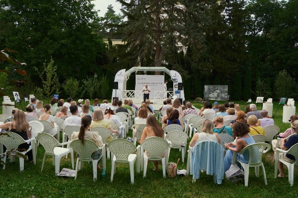 Экспертная сессия проекта «Синергия искусств. Ароматы странствий: Кавказ».

В рамках мероприятия ведущие специалисты в области культуры, искусства, философии и парфюмерии оценили авторские работы конкурсантов, созданные по ранее утверждённым тематическим направлениям. 

Проект «Синергия искусств» представляет собой масштабную культурную инициативу, направленную на соединение визуального, ароматического и ремесленного искусств в рамках единого творческого процесса.

В рамках экспертной сессии Дарья Суховская – доцент ПГУ – приняла участие в отборе конкурсных работ для последующей интеграции в серийное производство сувенирной коллекции, отражающей символику и образы региона. 