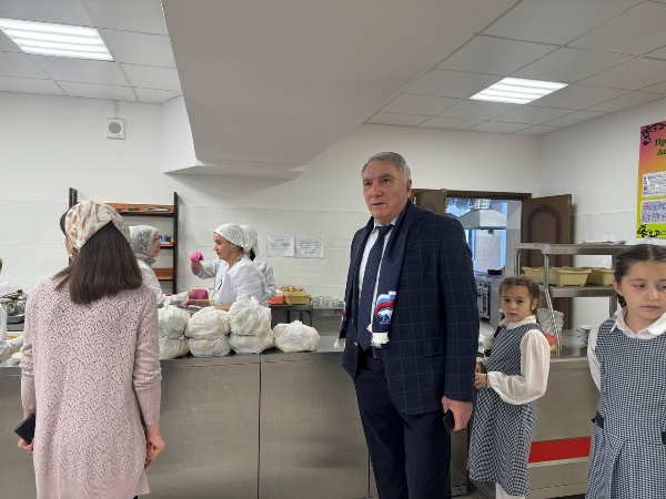 Партдесант «Единой России» в г. Магас провел инспекционный выезд в ГБОУ «СОШ №2 г. Магас» и «Лицей-детский сад г. Магас». 

Председатель Городского совета депутатов г. Магас Хаваж-Багаудин Дарсигов совместно с членом фракции «Единой России» в Городском совете депутатов Магомедом Халмурзиевым провел инспекционный выезд в ГБОУ «СОШ №2 г. Магас» и «Лицей-детский сад г. Магас», с целью проверки качества предоставления горячего питания для младших классов.   

В ходе визита партийцами была проведена проверка на предмет качества оборудования пищеблока, инвентаря, посуды, качества приготовления блюд, полноты порции, наличия графика питания учащихся, а также соблюдения гигиенических требований для работников столовой, педагогов и обучающихся.  

По результатам проверки замечаний и нарушений установлено не было, что свидетельствует об ответственном отношении руководства учреждений к исполнению своих обязательств.

«Качественное и сбалансированное питание в школах не только поддерживает физическое развитие, но и создает основы для формирования здорового поколения!» 
— отметил Хаваж-Багаудин Дарсигов.